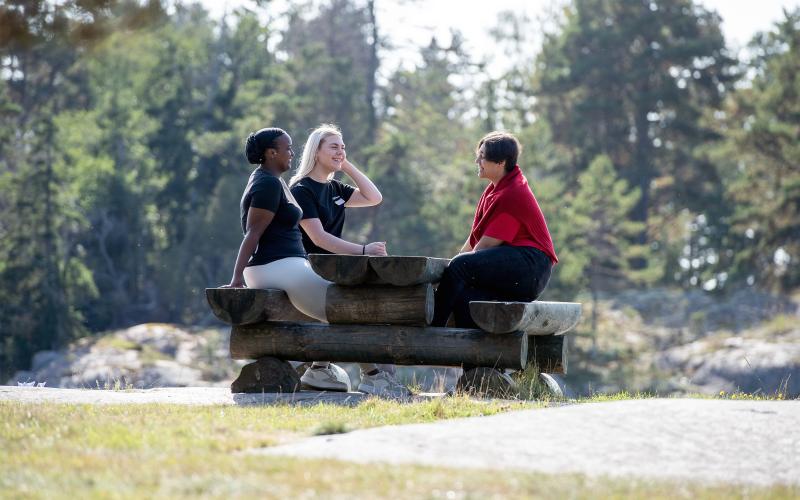 De tidigare lägerdeltagarna har nu fyllt 18 och själva blivit ledare: Marwa Nuur, Julia Häggman och Daniel Hassan.