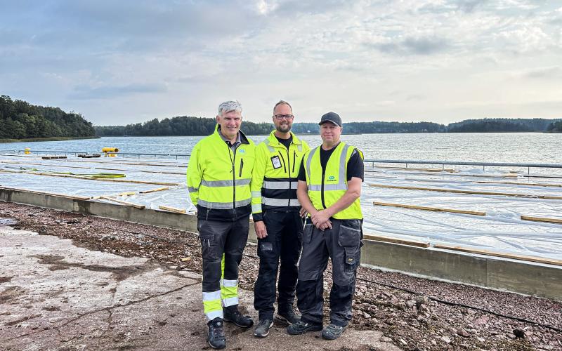 Daniel Sundblom, Kjell Silfvernagel och Ralf Gustafsson från Byggpartner ab är nöjda med den nya kajen.