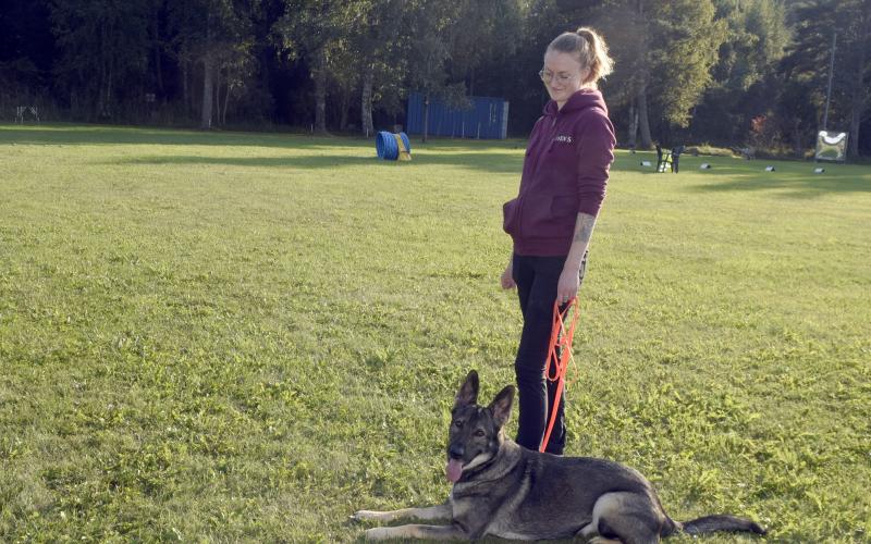 Tamira Facius med hunden Loca berättade om brukslydnad.<@Fotograf>Nina Eriksson