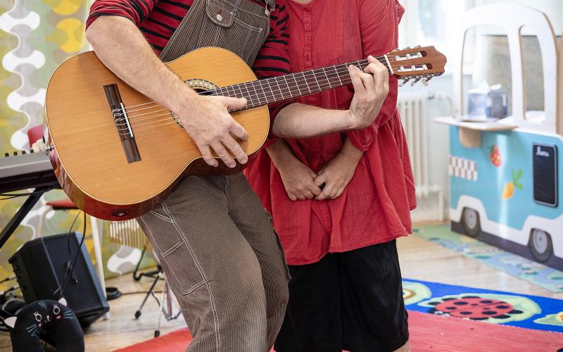 Nicklas Lantz och Annika Kleo sjunger om Surmulen som blir glad över besök.@Normal_indrag:<@Fotograf>Daniel Eriksson