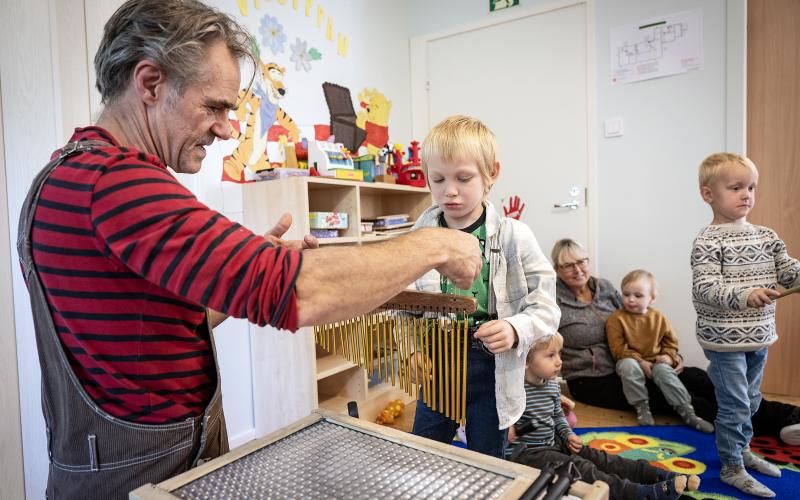 Arthur Ellfolk får testa på ett instrument tillsammans med Nicklas Lanntz. Bredvid står Ivar Lundberg-Rosenqvist och spelar på en cymbal.@Normal_indrag:<@Fotograf>Daniel Eriksson