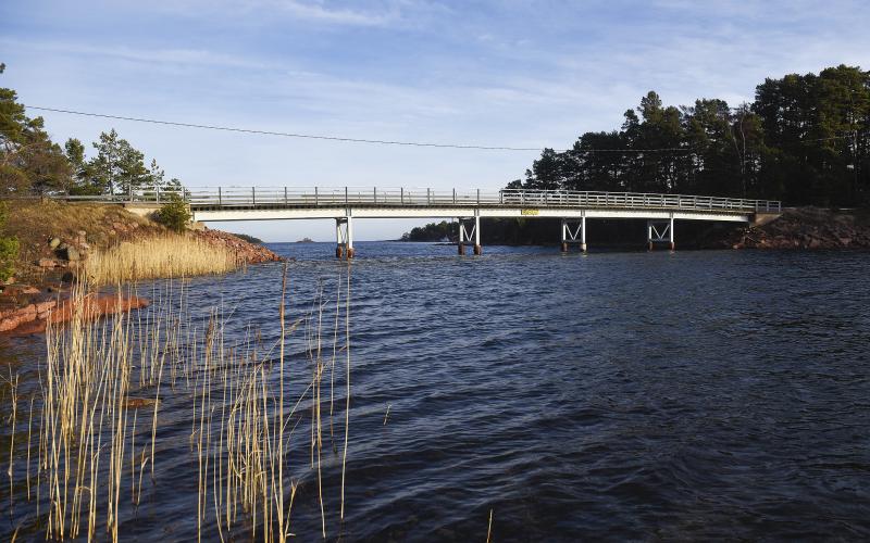 Dånöbron byggdes av landskapet 1972. Frågan är vem som ska betala när bron måste renoveras eller kanske rivas och ersättas med en ny.@Foto:Jacobn Saurén