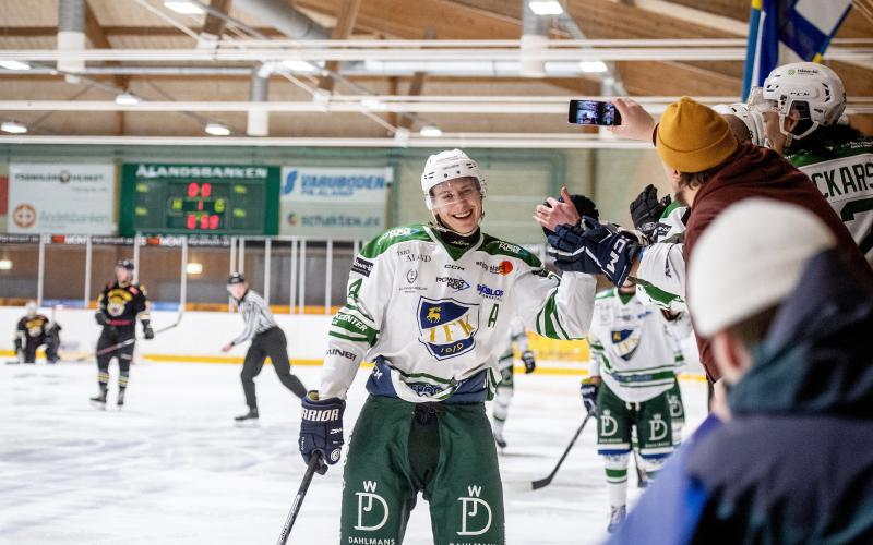 Jesse Kaupinsalo (bilden) och hans lagkamrater inleder kvalserien borta på Gotland.