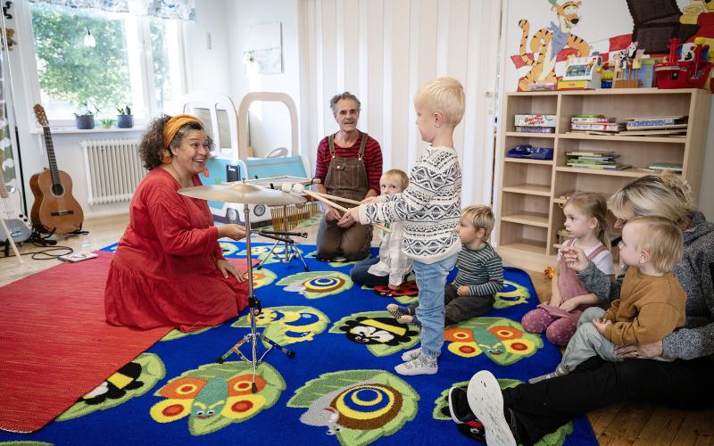 Efter föreställningen har barnen möjlighet att testa på olika instrument med Annika Kleo och Nicklas Lantz. Här spelar Ivar Lundberg-Rosenqvist på en cymbal.@Normal_indrag:<@Fotograf>Daniel Eriksson