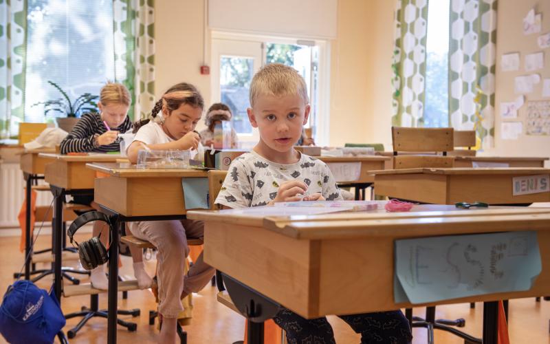 Jesse Mäkiö, Evelina Mattsson och Ellen Häggblom koncentrerar sig på pysslet de har framför sig.@Normal_indrag:<@Fotograf>Amir Karbalaei