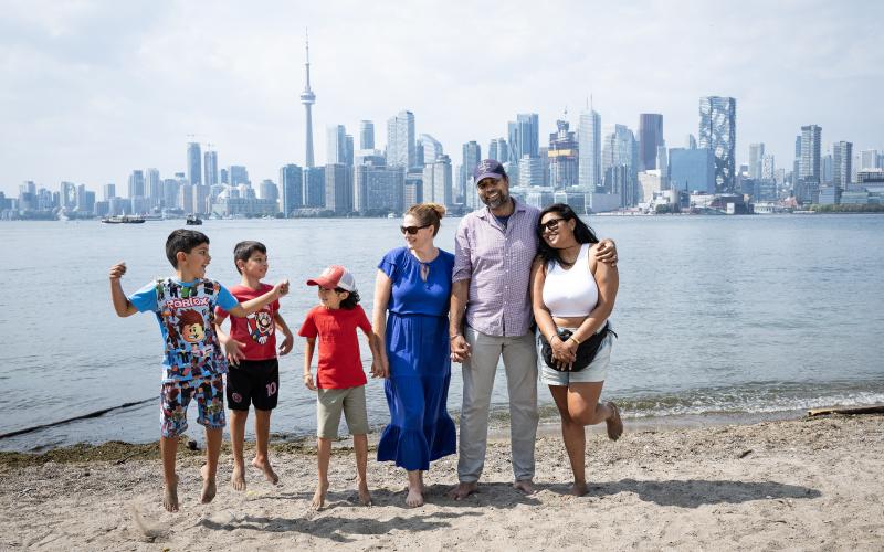 Delar av släkten Sing/Toivonen med Roman Caunter, Mason Caunter, Arthur Singh, Ida Toivonen, Raj Singh och Jasjit Multani på Ward's Island utanför Toronto.