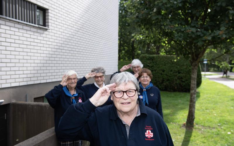 Längst fram Barbro Söderdahl som uppvaktades med blommor eftersom hon fyllt jämna år. I bakgrunden Bojan Hansen, Marita Eriksson, Margareta Mattsson och Päivi Häggblom.@Normal_indrag:<@Fotograf>Hülya Tokur-Ehres