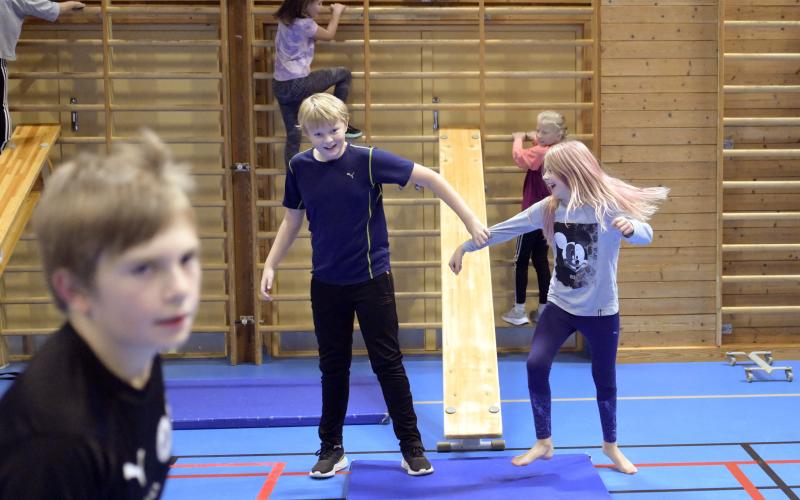 Uppvärmning inför parkourövningarna var leken ”Polis och tjuv”. William Asprusten har fått fast Wera Mansén.@Normal_indrag:<@Fotograf>Robert Jansson