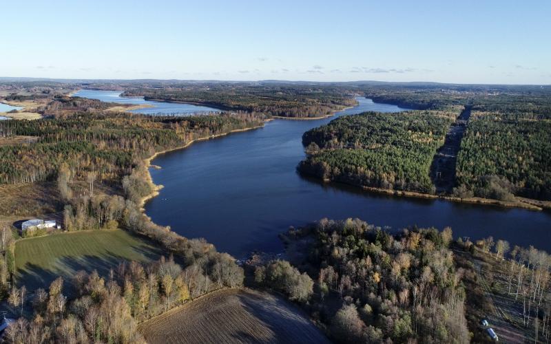 Vattentäkterna Långsjön och Markusbölefjärden, till vänster i bild, har sedan 2021 haft högre regleringsnivå sedan 2021. Nu vill Ålands Vatten införa det permanent.<@Fotograf>Robert Jansson