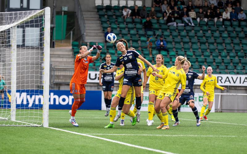 Åland United hade lägen att göra ytterligare mål, bland annat här då Linda Nyman satte huvudet till.<@Fotograf>Amir Karbalaei