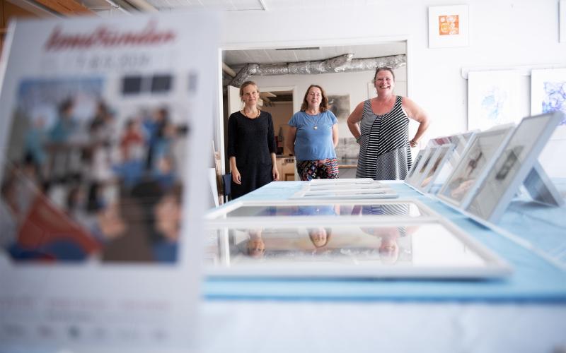 Konstnärerna Elisa Matikainen, Ritva Saloranta och Monique Lundberg ser Konstnärsrundan som ett tillfälle att möta både kollegor och besökare.