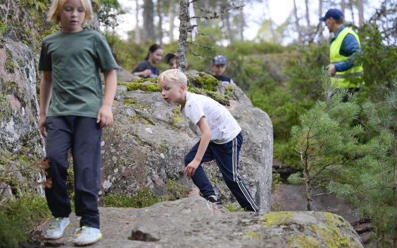 Funktionärer var utplacerade i skogen för att hjälpa till.