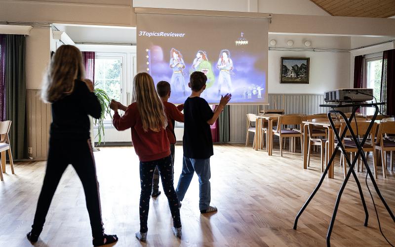 Gruppen dansar till Just dance-spel.@Normal_indrag:<@Fotograf>Daniel Eriksson