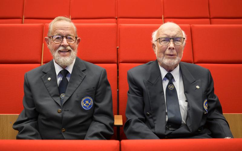 Nils Ekstrand och Putte Nyroos gick kaptensutbildningen på 1960-talet, när Hugo Grönroos var rektor. Han var en färgstark person, minns Nils Ekstrand. Putte Nyroos minns kaptensutbildningen som något av det bästa under hela sjöfartskarriären.@Normal_indrag: