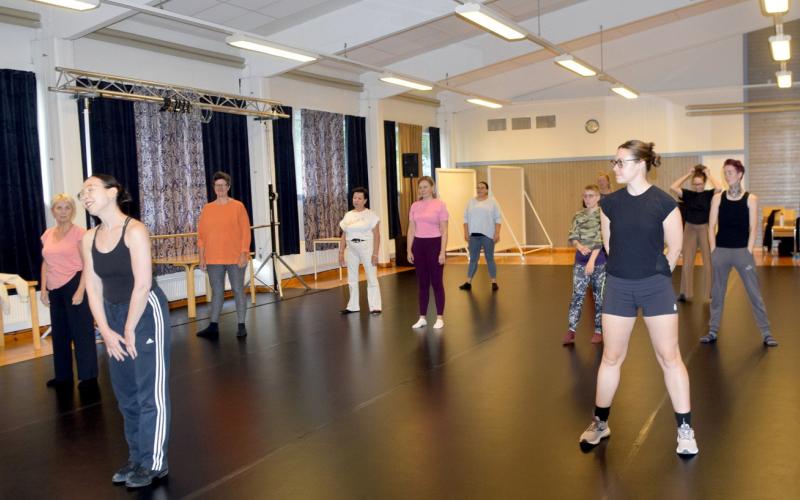 Elzbieta Söderlund, andra från vänster, leder dansen för vuxna på ÅMI. Dansare är Harriet Lundell, Erika Wiklund-Mörn, Tatijana Nasarenko, Olga Rogova, Channa Öhman, Ellinor Mattsson, Nathalie Dragonwitch, Karolina Viltblom, Linda Johansson och Shane Nilsson.@Normal_indrag:<@Fotograf>Nina Eriksson