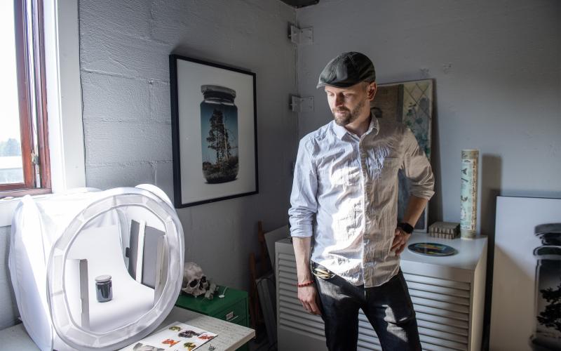 Christoffer Relander öppnade upp sin fotostudio i Norrböle under Konstrundan.