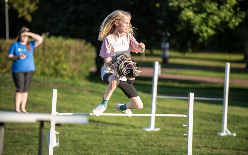 Leia Clewett och Splittra hoppar lätt över hindren.@Normal_indrag:<@Fotograf>Amir Karbalaei