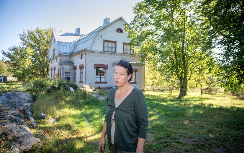 Kökar hembygdsförenings vice ordförande Oili Silenski säger att föreningen är glada över att få köpa hembygdsmuseet av kommunen. <@Fotograf>Hülya Tokur-Ehres