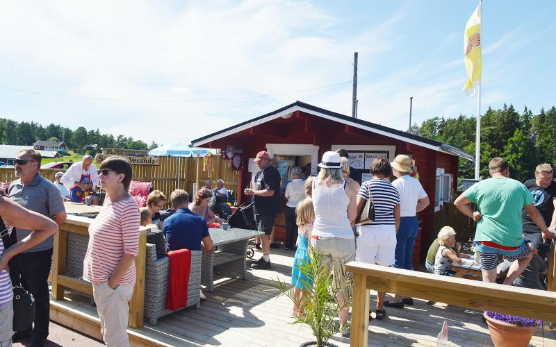 ”Dessvärre är den gamla glasskiosken vid hamnen alltför liten för att hantera de behov och den efterfrågan som finns, särskilt när vädret är sämre”, skriver insändarskribenten.
<@Fotograf>Kevin Eriksson