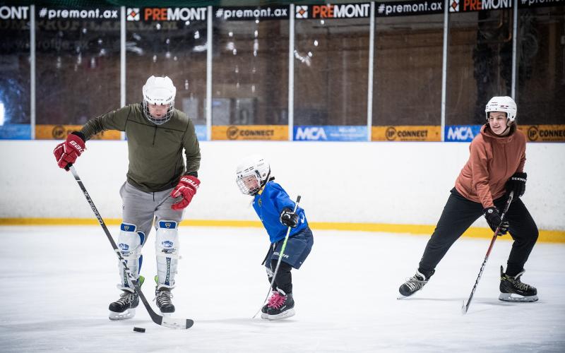 Andreas Karlsson, Wincent Kjäll och Lenita Kjäll brukar passa på att spela ishockey när det är friåkning på Islandia när de besöker släkten på Åland. 