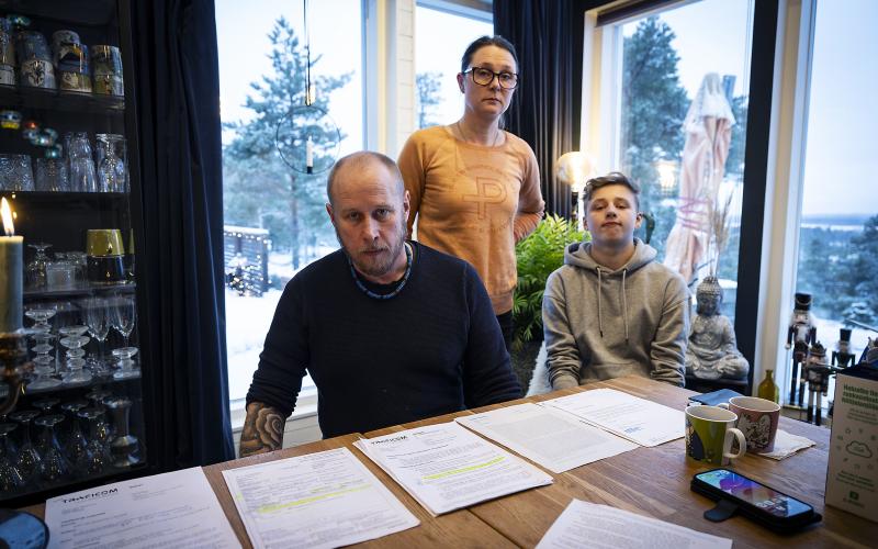 Oliver Westerlund och hans familj har överklagat Traficoms beslut till förvaltningsdomstolen. ”Vi vill veta om myndigheterna har rätt att göra så här. Om det är så, måste något ändras”, säger pappa Jimmy Ström. På bilden syns också mamma Maria Westerlund.