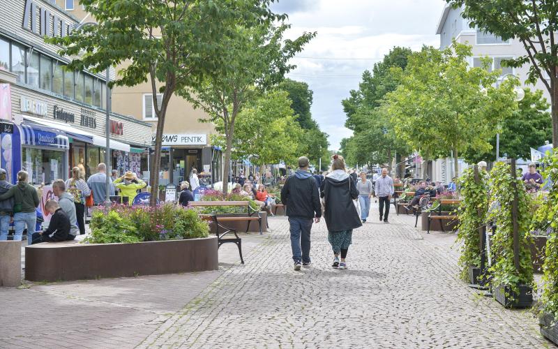 De centrumföretagare Ålandstidningen talat med har sett färre svenskar på gatorna, i stället ser man en ökning av finska och övriga europeiska turister.