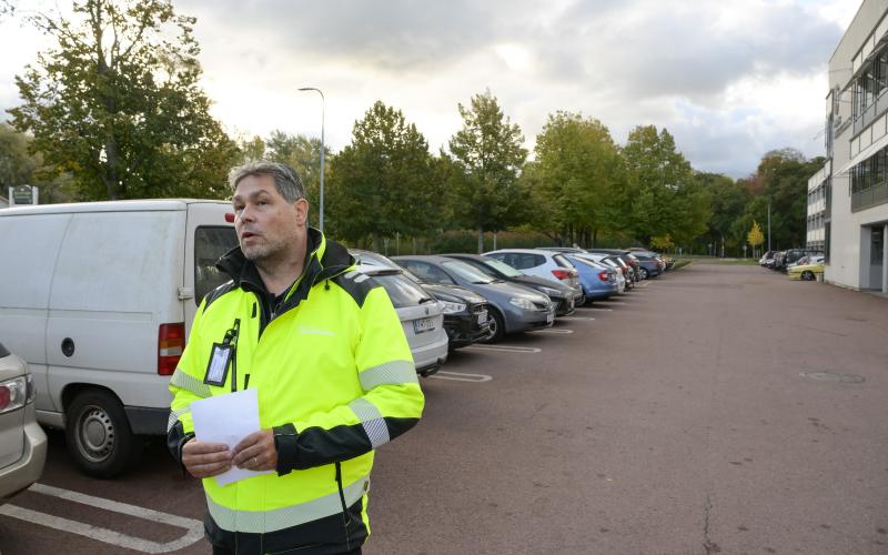 Roger Henriksson, disponent vid landskapsregeringen, förklarar varför parkeringen vid Självstyrelsegården nu behöver reserveras för de anställda i ”borgen”.