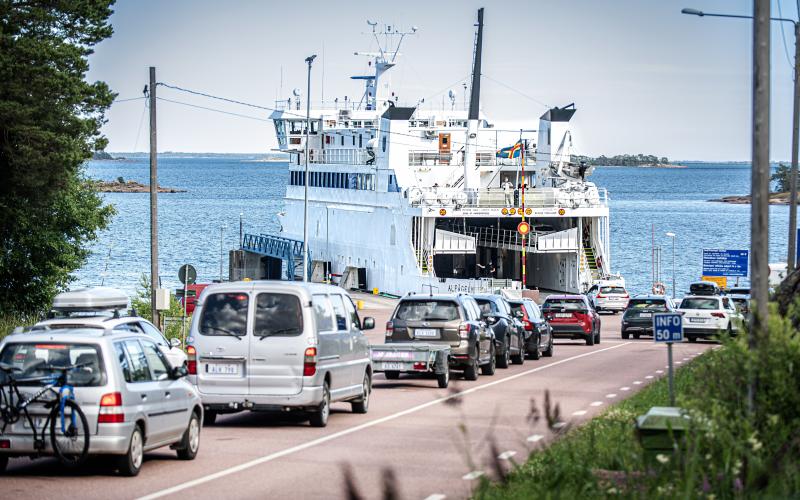 Landskapet kan betala ersättning för försenade avgångar inom både buss- och färjetrafiken, förutsatt att orsaken inte är vädret eller andra omständigheter bortom landskapsregeringens kontroll.@Normal_indrag:<@Fotograf>Amir Karbalaei