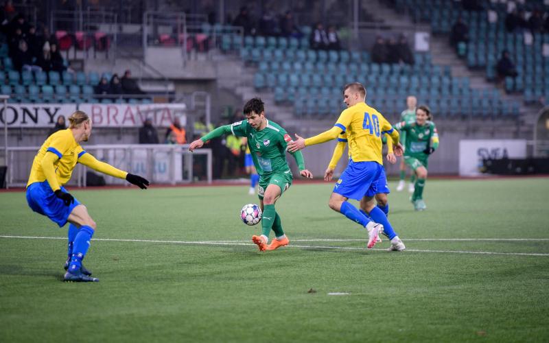 Sebastian Dahlström laddar för ett av många resultatlösa IFK-skott i matchen mot Gnistan.