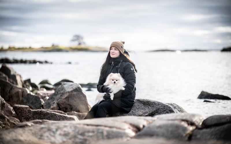 Sarah Wester kallar sig själv för skogsmulle av hög rang, och trivs bäst ute i naturen. Gärna med havet i närheten och hunden Otto som sällskap.