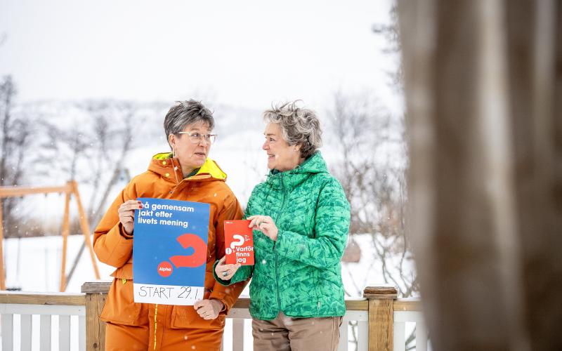 Alphakursen är öppen för alla, säger Heini Styrström, till höger på bilden som togs inför kursstarten förra året. Till vänster står Salla Ström.@Normal_indrag:<@Fotograf>Hülya Tokur-Ehres