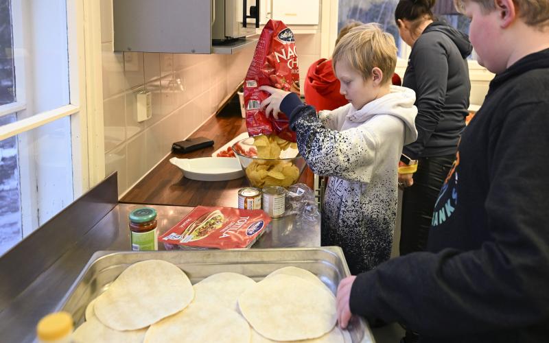 I köket håller Theo Eklund och Nico Hesse på att plocka fram tortilla och nachos.@Normal_indrag:<@Fotograf>Robert Jansson