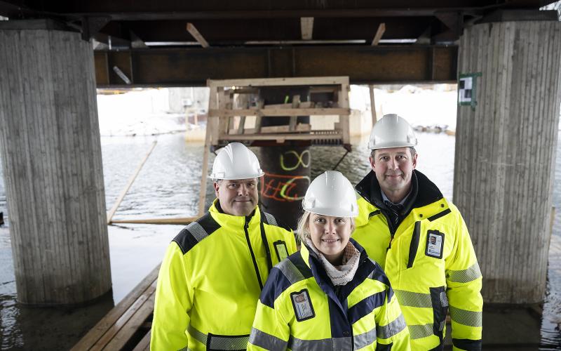 Lemströms kanalbro kommer att bli klar i juni 2025 säger byråchefen Elin Roselius (längst fram) och projektledaren Anders Sundblom (till vänster). Här står de under bron tillsammans med avdelningschefen Fredrik Pettersson. ”Det har gått riktigt bra”, säger Anders Sundblom om bygget.@Normal_indrag:<@Fotograf>Daniel Eriksson