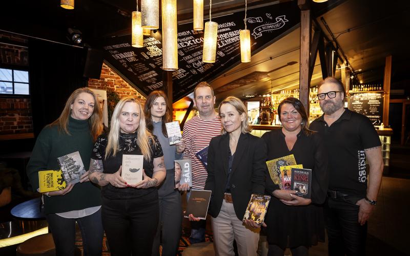 Litteraturdagarnas arrangörer Dace Rudzite, Katja Söderbäck, Victoria Sundblom, Robert Sagulin, Aino Waller, Anna Eklund och Stig Grönlund ser fram emot lördagens litterära efterfest på Indigo då författaren Per Hagman dj_ar.<@Fotograf>Daniel Eriksson@Normal_indrag: