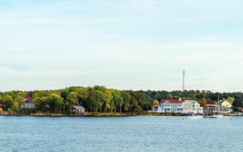 Här är de nya byggnaderna inritade till vänster om Seagram (restaurangen är den blå byggnaden). @Byline_Tel:Illustration: Rabalder Story Design