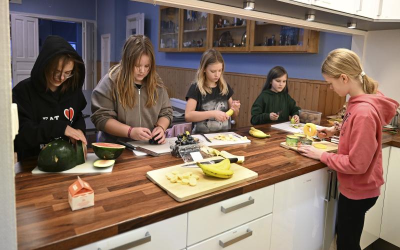 Emilia Mickelsson, Siri Flink, Simone Roos, Wilma Westling och Molly Häggblom skär frukt.@Normal_indrag:<@Fotograf>Robert Jansson