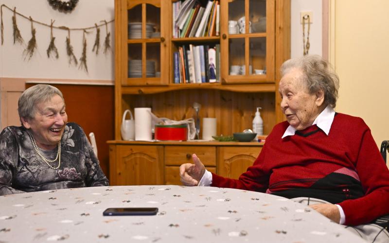 Margit Svenblad och Helena Larson har många gemensamma minnen. Här minns de när Helena klådde Margit i en mjölkningstävling.