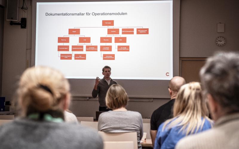 Leo Arksäter från Cambio håller i en workshop för bland annat operationsavdelningen.<@Fotograf>Hülya Tokur-Ehres