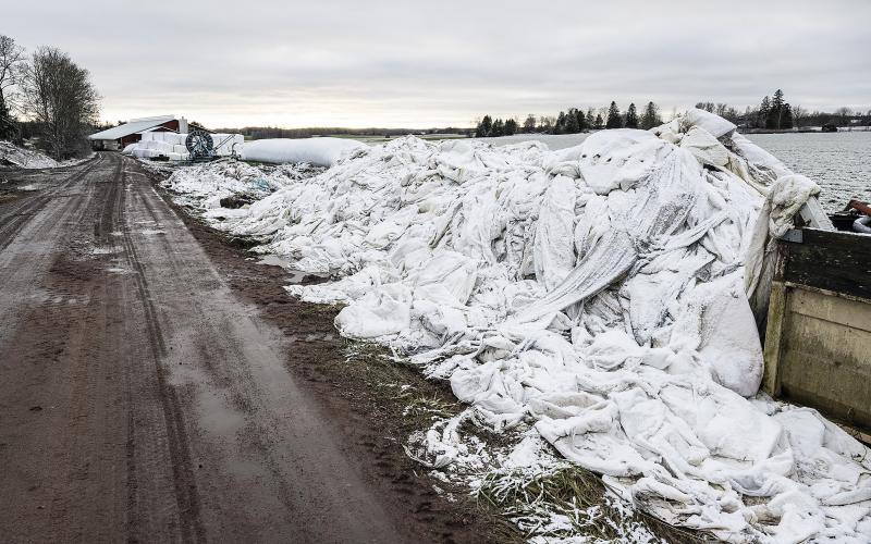 Förbrukad ensilageplast lagras på ett otillåtet sätt på Tomtens Mjölks marker i Saltvik. ÅMHM har nu utdömt vite till bolaget.<@Fotograf>Daniel Eriksson