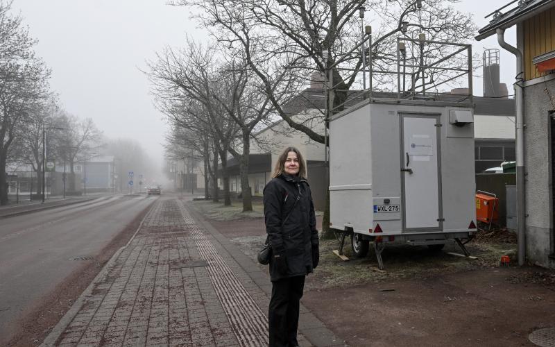 Miljöingenjör Mia Westman vid Meteorologiska institutets släpvagn som ska mäta luftkvaliteten längs Ålandsvägen det kommande året.