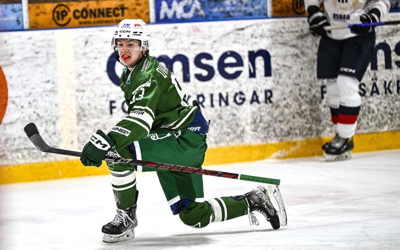 Benny Qvarfordt vet hur man firar ett mål. Söndagens seger mot rivalen Nynäshamn innebär att IFK hockey får fira jul som klara serieledare i Alltrean.<@Fotograf>Daniel Eriksson