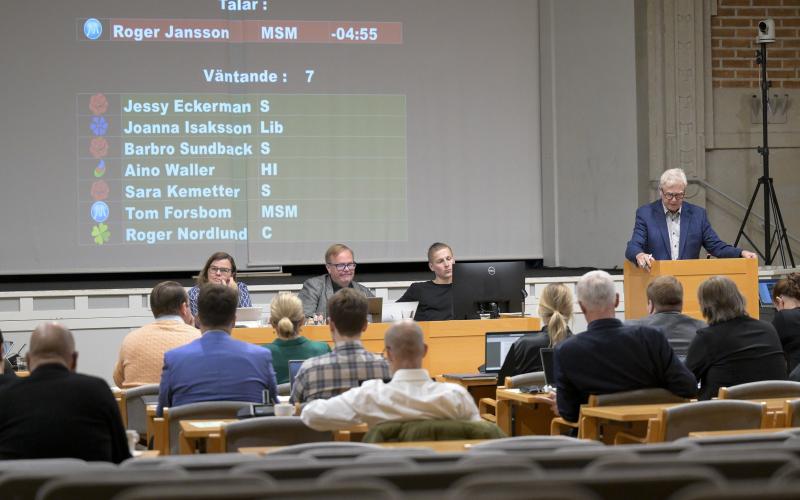 Det skiljer sig rejält mellan stadsfullmäktigeledamöternas närvaro under året. En som varit närvarande vid samtliga möten är Roger Jansson (MSÅ), här i talarstolen.<@Fotograf>Robert Jansson