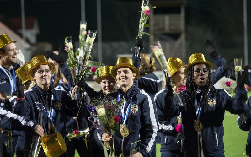 Fotboll, Åland United firas för cupguld och ligaguld, Olivia Mattsson (till vänster), Isabella Mattsson (mitten), Ode Fulutudilu (till höger)