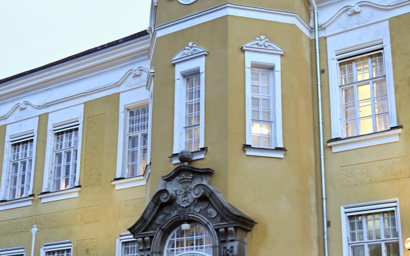 Ålands lyceum stod klart år 1903 och har sedan dess varit en skolbyggnad för högre utbildning på Åland. Uppe på vinden gömmer det sig många skatter från undervisningens olika tidsepoker.