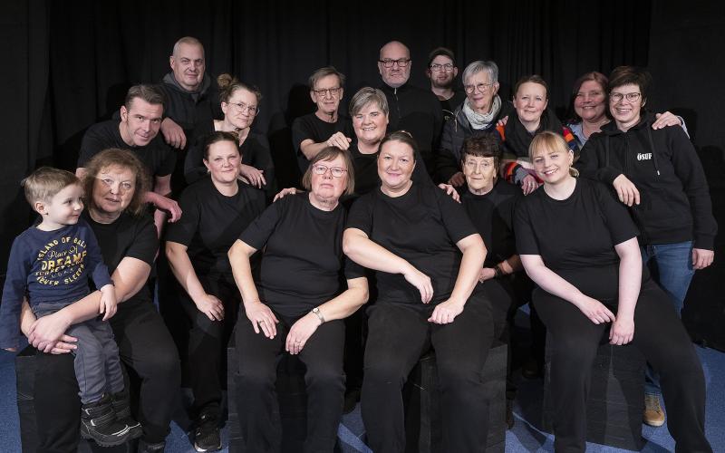 Bakre raden: Peter Wahlbeck (skådespelare), Bengt Hellström (ljud och ljus), Julia Westerberg (regi och koreografi), Kecke Lindblom (skådespelare), Viveca Karlsson (skådespelare), Guy Karlsson (pianist), Edvard Dahlen (ÖSUF:s ordförande), Inger Mörn (kostymör), Josefin Mörn (styrelseledamot i ÖSUF, alltiallo), Veronika Vinberg (styrelseledamot i ÖSUF, alltiallo) och Sofi Ekholm ((styrelseledamot i ÖSUF, projektledare). Främre raden (bara skådespelare): Frans Mörn, Britt-Marie Lindvall, Erika 