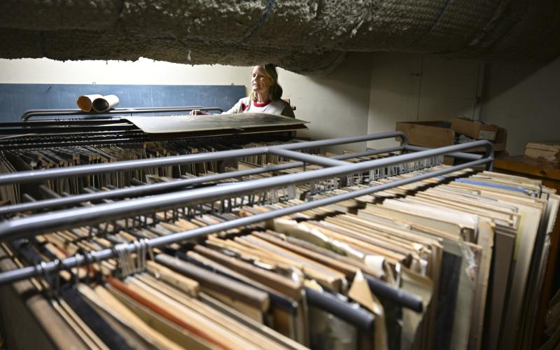 Cecilia Högback visar upp rader med gamla skolplancher med bilder på allt från blommor och blad till historiska skepp och byggnader. I dag finns allt material digitalt, men bilderna används ibland av lärare för att smycka ut klassrumsväggarna.