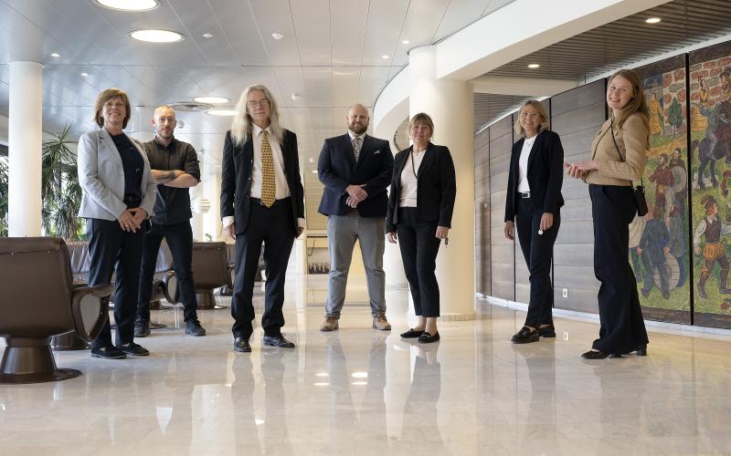 Marina Eriksson, Tommy Bärdén, Hans-Erik Ramström, David Ståhlman, Marina Wikstrand-Andersson, Jessica Laaksonen och Julia Lindholm har orkestrerat Olena Zelenskas besök på Åland. På bilden fattas Benjamin Sidorov och Victoria Lindholm.  <@Fotograf>Daniel Eriksson