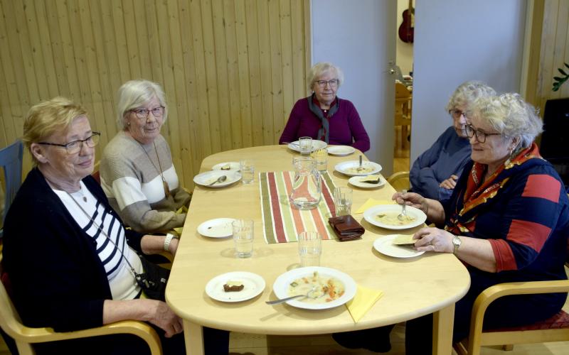 Barbro Stude, Marianne Sundberg, Majel Sundberg, Solveig Hagström och Ingegerd Wickström äter soppa tillsammans.@Normal_indrag:<@Fotograf>Nina Eriksson