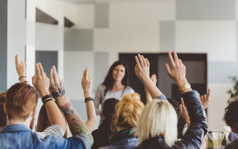 Samtidigt som unga känner allt mindre framtidshopp, ökar glädjande nog deras politiska intresse. Ett engagemang vi som samhälle måste odla.
@Normal_indrag:<@Fotograf>Istock