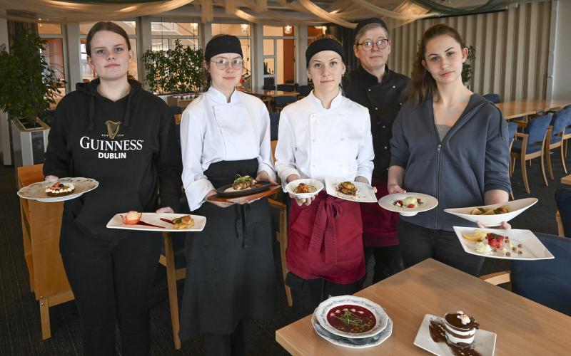 Zaida Engström, Sabina Sjöström, Joanna Sjöholm, Göta Alm-Ellingsworth och Molly Vördgren välkomnar gästerna till övningsrestaurang Hjorten från och med torsdag den 6 mars. 